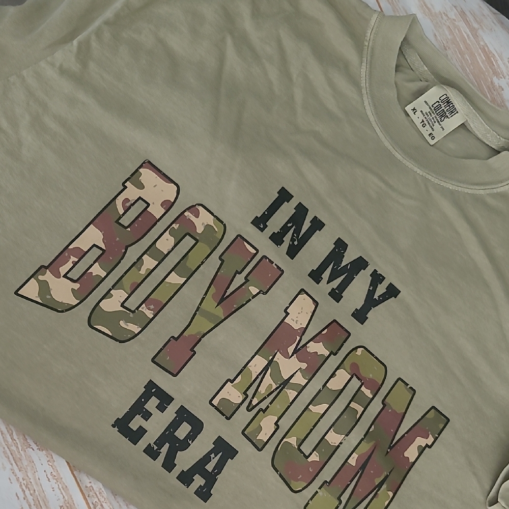 Boy Mom ,, Graphic Tee Pressed by Me .. Comfort Colors ,, XL‎ Unisex